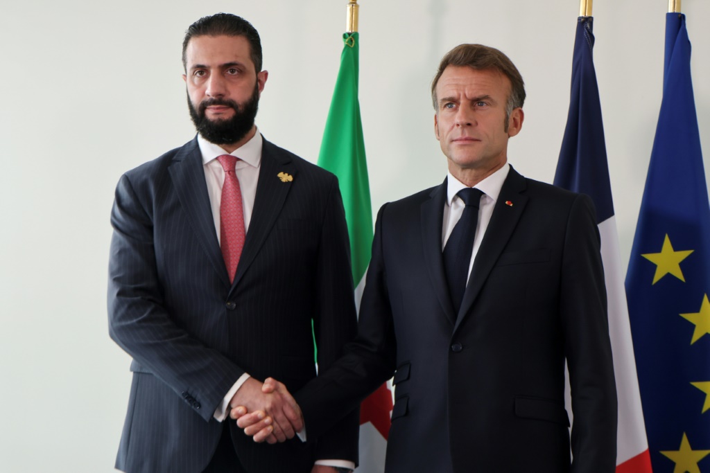 الرئيس الفرنسي إيمانويل ماكرون يصافح الرئيس السوري أحمد الشرع خلال لقائهما على هامش اجتماعات الجمعية العامة للأمم المتحدة في مقر المنظمة بمدينة نيويورك في 24 أيلول/سبتمبر 2025 (ا ف ب)