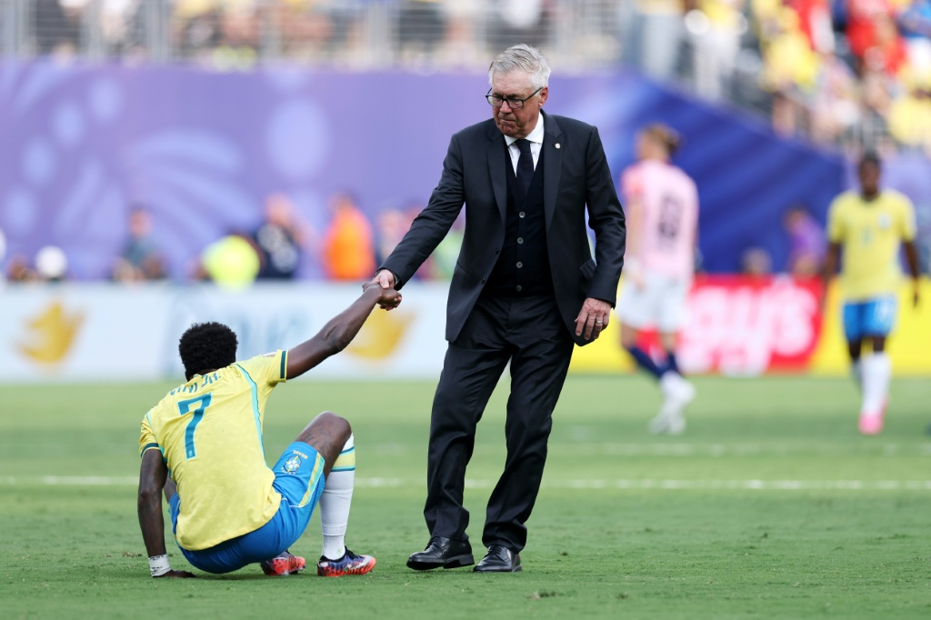 أنشيلوتي يساعد فينيسيوس على النهوض بعد الخروج من ثمن نهائي مونديال 2026 (ا ف ب)
