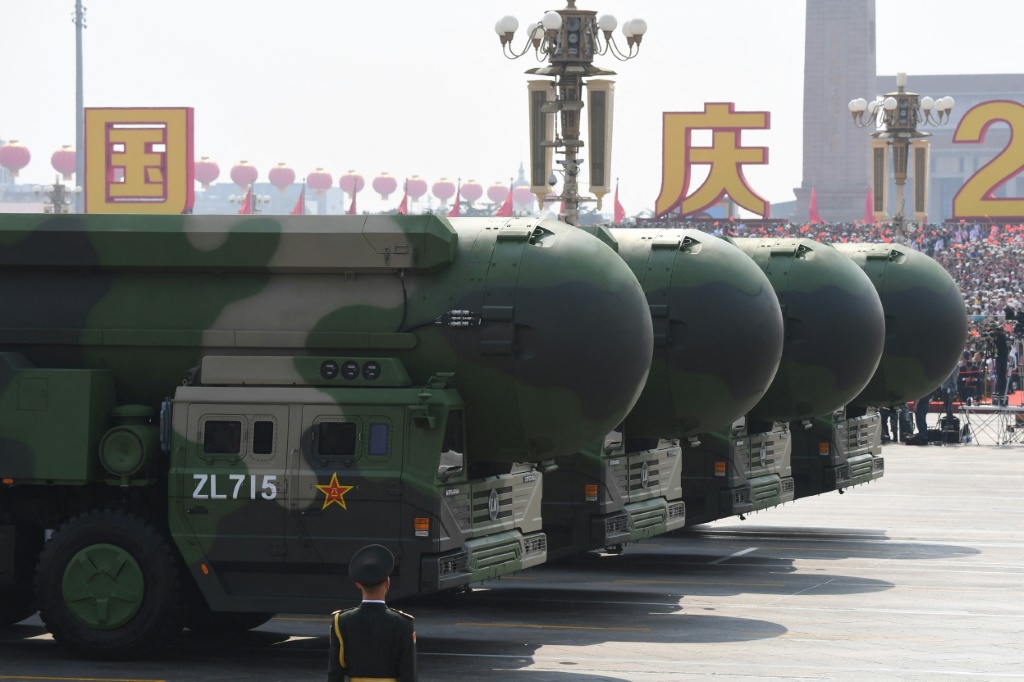 صورة التُقطت في الأول من تشرين الأول/أكتوبر 2019 تظهر صواريخ "دي إف-41" (DF-41) الصينية الباليستية العابرة للقارات والقادرة على حمل رؤوس نووية، خلال عرض عسكري في ساحة تيانانمن ببكين بمناسبة الذكرى السبعين لتأسيس جمهورية الصين الشعبية (ا ف ب)