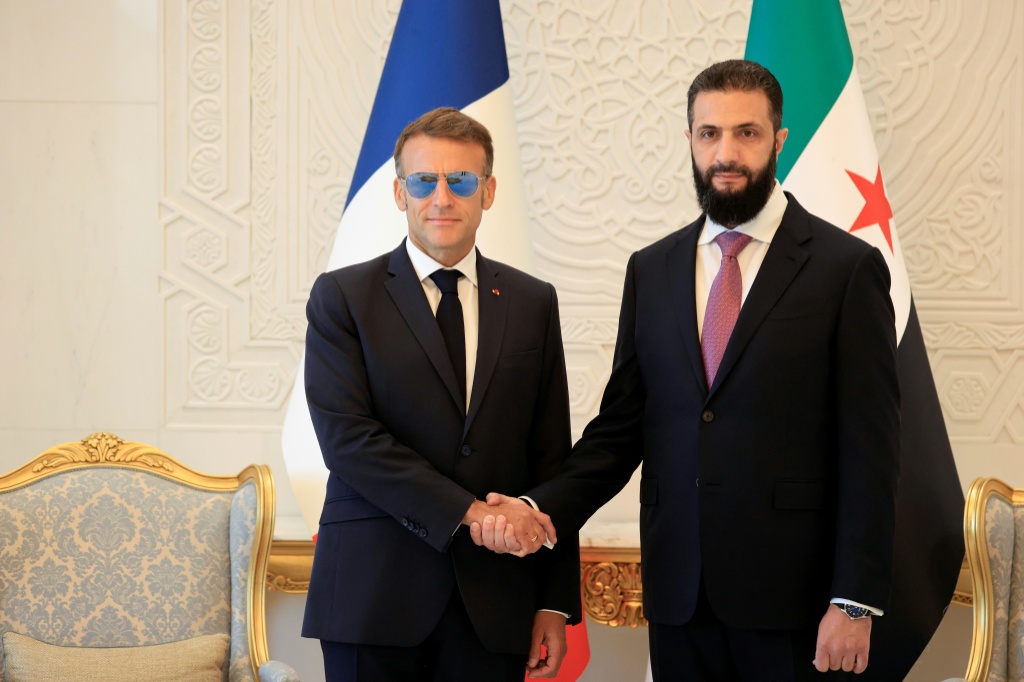الرئيس السوري أحمد الشرع (الى اليمين) مصافحا نظيره السوري إيمانويل ماكرون في دمشق في السابع من تموز/يوليو 2026 (ا ف ب)