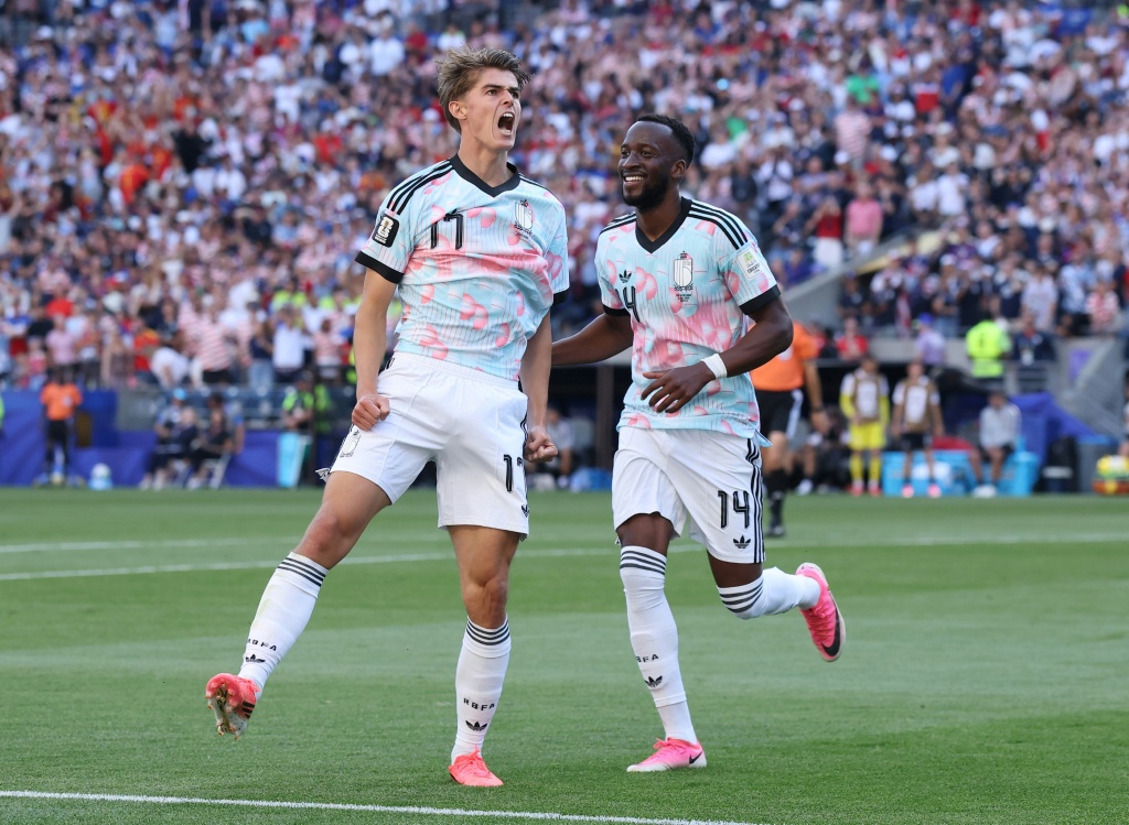 اللاعب البلجيكي شارل دي كيتلار (#17) يحتفل إلى جانب زميله دودي لوكيباكيو (#14) بتسجيله الهدف الثاني لمنتخب بلاده في مرمى الولايات المتحدة ضمن دور الـ16 من كأس العالم 2026 لكرة القدم. ملعب سياتل، في 6 تموز/يوليو 2026. (ا ف ب)