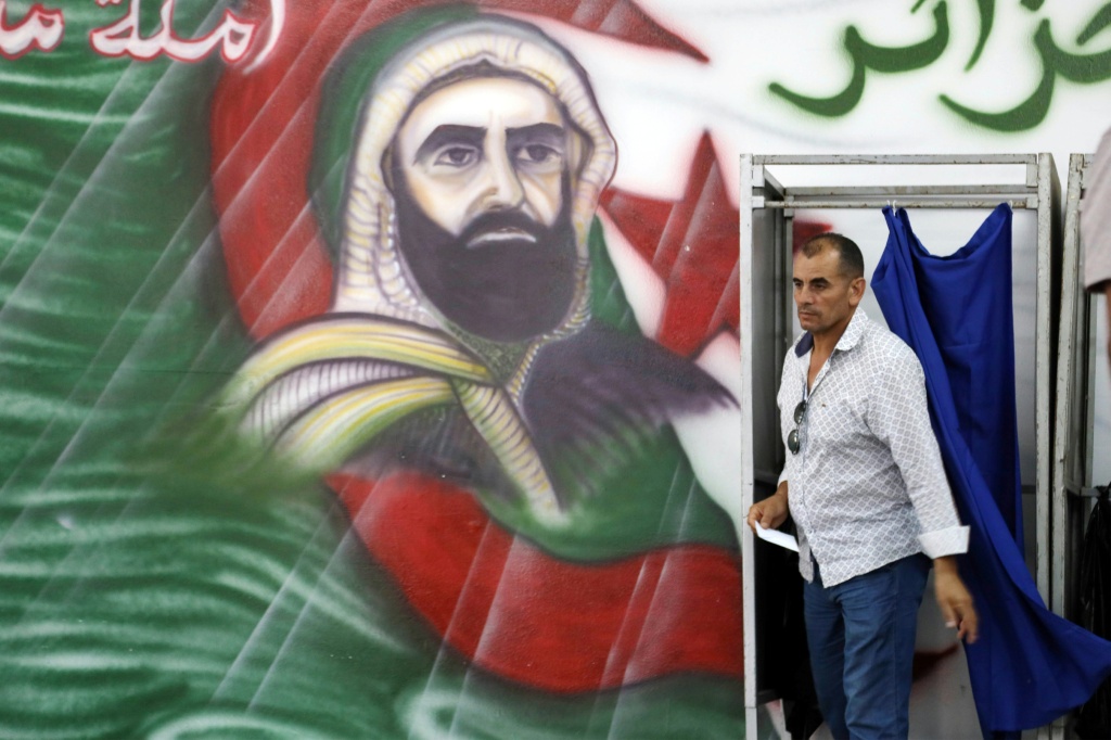 ناخب يدلي بصوته في مركز اقتراع خلال الانتخابات التشريعية في الجزائر العاصمة في 2 تموز/يوليو 2026 (ا ف ب)