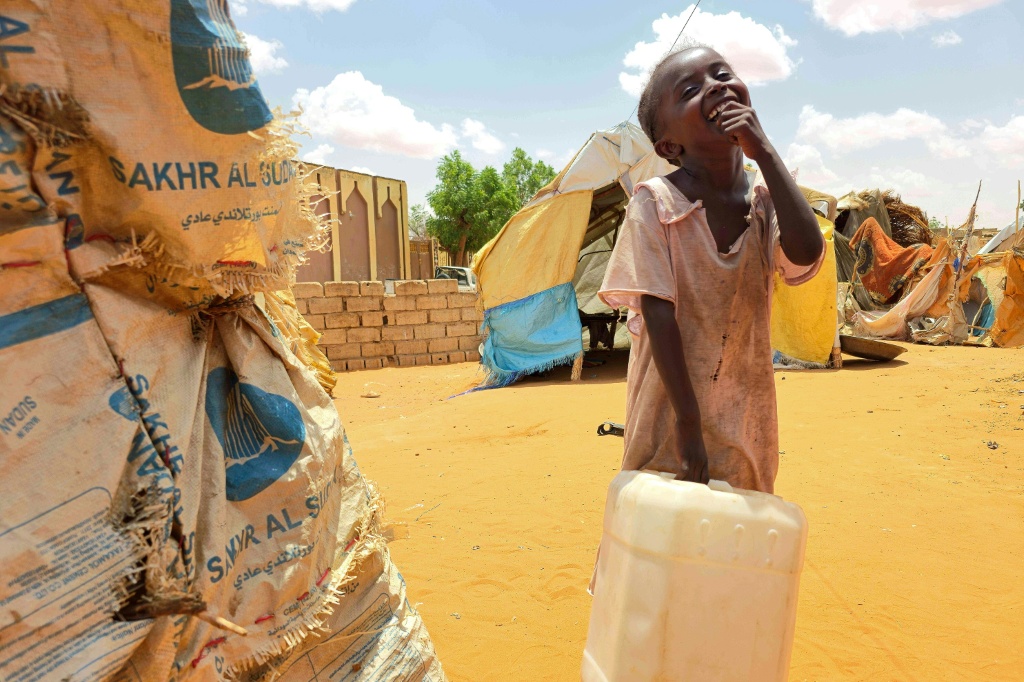 طفلة سودانية في مخيم الرحمانية للنازحين قرب مدينة الابيض السودانية في جنوب كردفان في 25 حزيران/يونيو 2026 (ا ف ب)