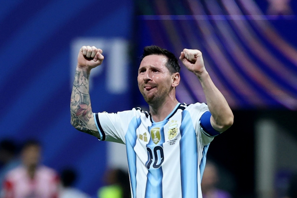 مهاجم الأرجنتين ليونيل ميسي (#10) يحتفل بعد فوز منتخب بلاده على مصر في دور الـ16 ضمن كأس العالم 2026 لكرة القدم. ملعب أتلانتا، أتلانتا، في 7 تموز/يوليو 2026. (ا ف ب)