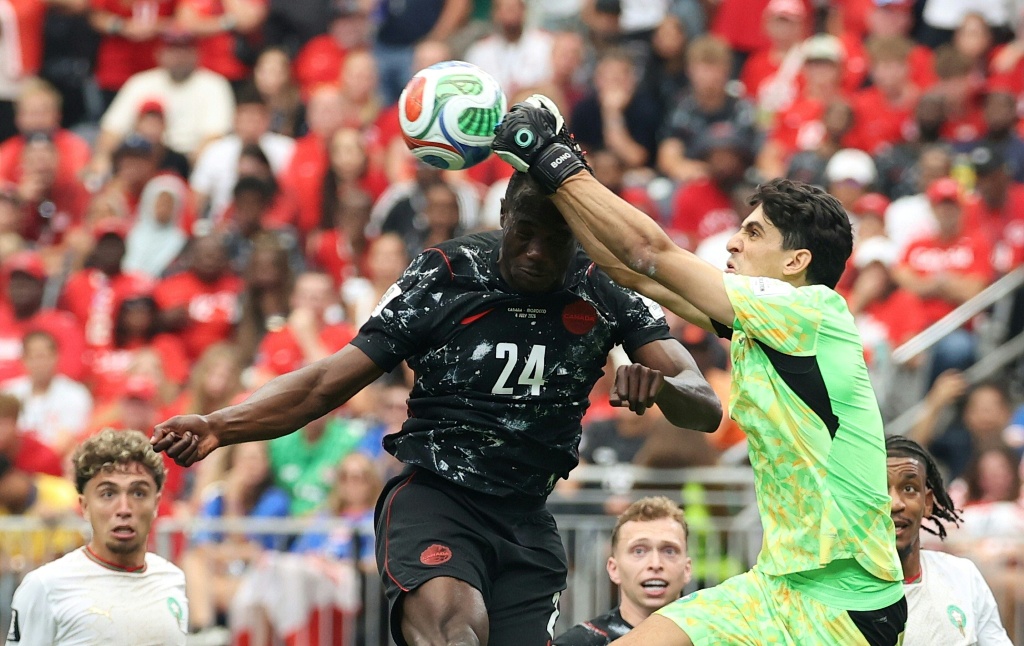 حارس مرمى المغرب ياسين بونو يبعد كرة من أمام مهاجم كندا بروميس ديفيد في ثمن نهائي كأس العالم في أميركا الشمالية على ملعب هيوستن في هيوستن في 4 تموز/يوليو 2026 (ا ف ب)