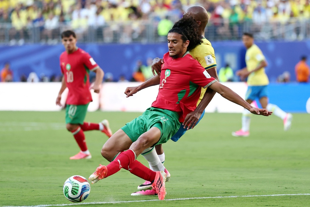 لاعب خط وسط المغرب أيوب بوعدي يصارع على الكرة خلال المباراة ضد البرازيل ضمن منافسات المجموعة الثالثة في كأس العالم 2026 على ملعب نيويورك/نيوجيرزي في إيست راذرفورد في 13 حزيران/يونيو 2026 (ا ف ب)