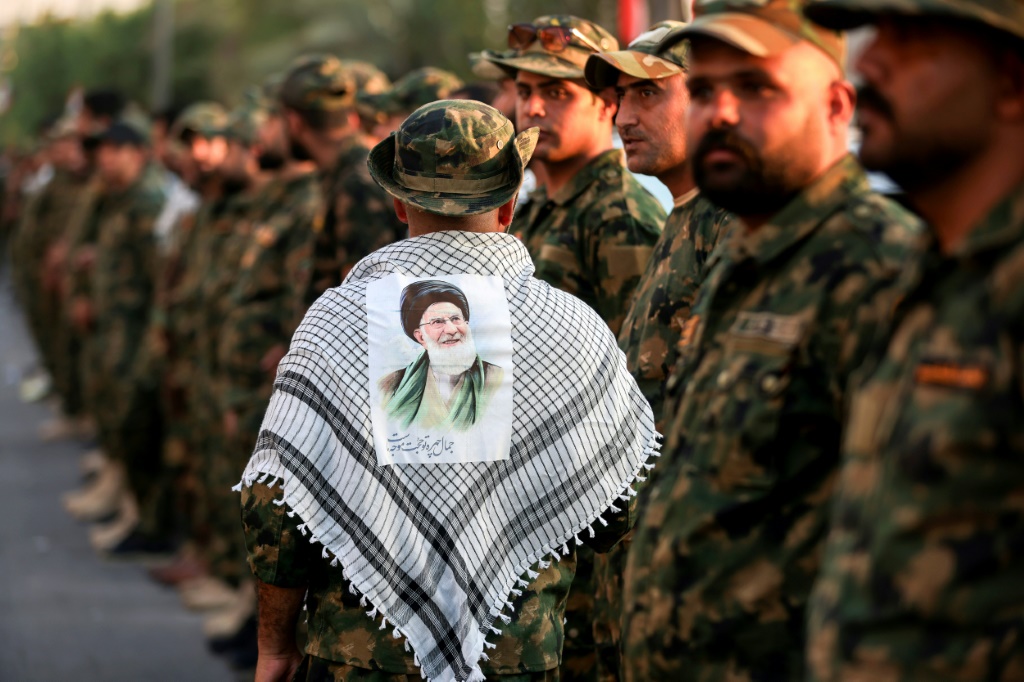 صورة مؤرخة في 7 تموز/يوليو 2026 لأفراد في الحشد الشعبي قبيل إجراء التدقيقات الأمنية عند مرقد الإمام الحسين عشية مراسم تشييع المرشد الإيراني الراحل علي خامنئي في مدينة كربلاء العراقية (ا ف ب)