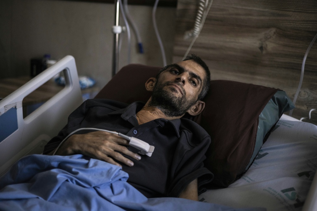 الصحافي الفلسطيني مجاهد بني مفلح في مستشفى ابن سينا في جنين في 30 حزيران/يونيو 2026 (ا ف ب)