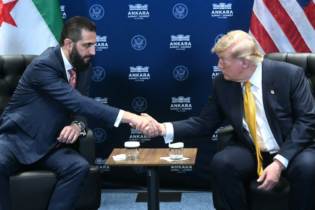 الرئيس الأميركي دونالد ترامب (الى اليمين) يصافح الرئيس السوري أحمد الشرع في لقاء على هامش قمة حلف شمال الأطلسي في أنقرة في الثامن من تموز/يوليو 2026 (ا ف ب)