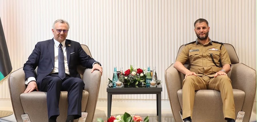 مستشار الرئيس الأمريكي للشؤون العربية والأفريقية، مسعد بولس مع وزير الداخلية في حكومة الوحدة الوطنية الليبية، عماد الطرابلسي (مواقع التواصل)