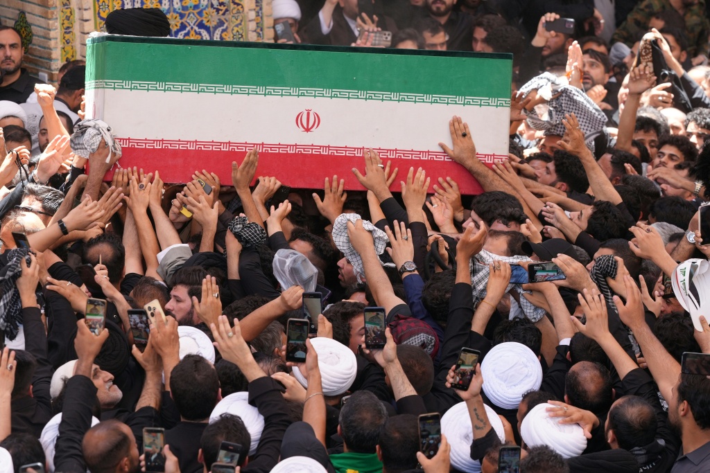 مشيعون يحملون نعش المرشد الأعلى الإيراني الراحل علي خامنئي خلال موكب جنائزي عند مرقد الإمام علي في مدينة النجف بالعراق في 8 تموز/يوليو 2026 (ا ف ب)