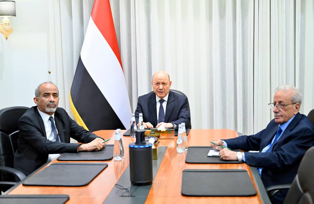 مجلس القيادة  يؤكد اتخاذ جميع الإجراءات لمنع انتهاك السيادة اليمنية (حساب مجلس القيادة الرئاسي)