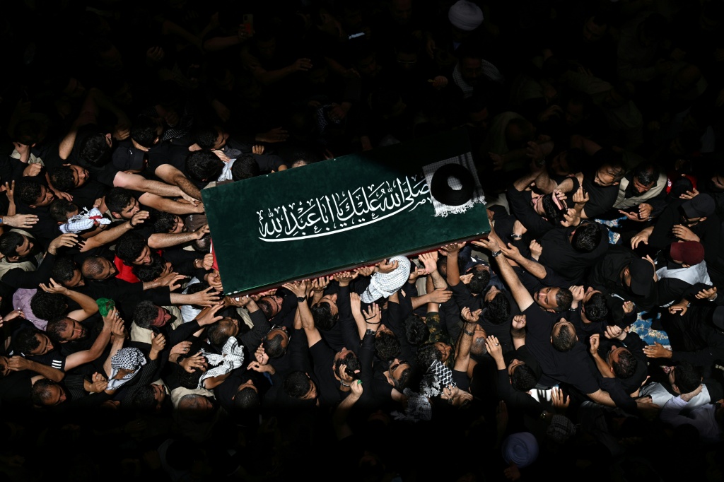 نعش المرشد الأعلى للجمهورية الإسلامية آية الله علي خامنئي محمولا على الأكف في العتبة العلوية في الثامن من تموز/يوليو 2026 (ا ف ب)