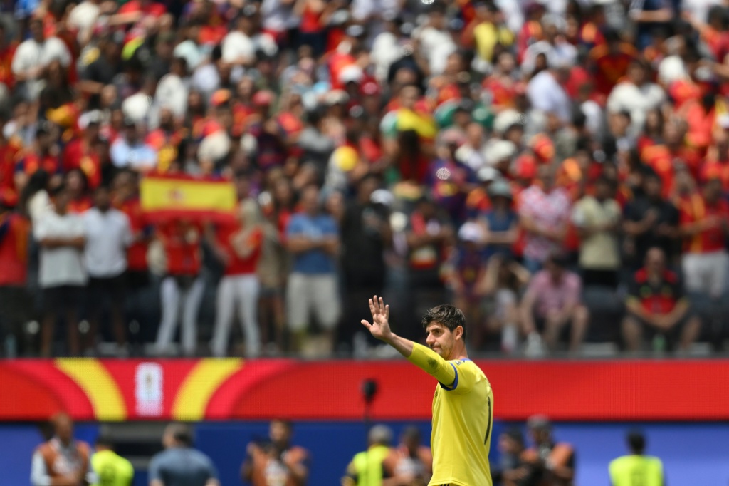 حارس مرمى بلجيكا تيبو كورتوا يحيي الجماهير عقب خروجه مصابا في المباراة ضد اسبانيا (1-2) في ربع نهائي مونديال أميركا الشمالية في لوس أنجليس في العاشر من تموز/يوليو 2026 (ا ف ب)