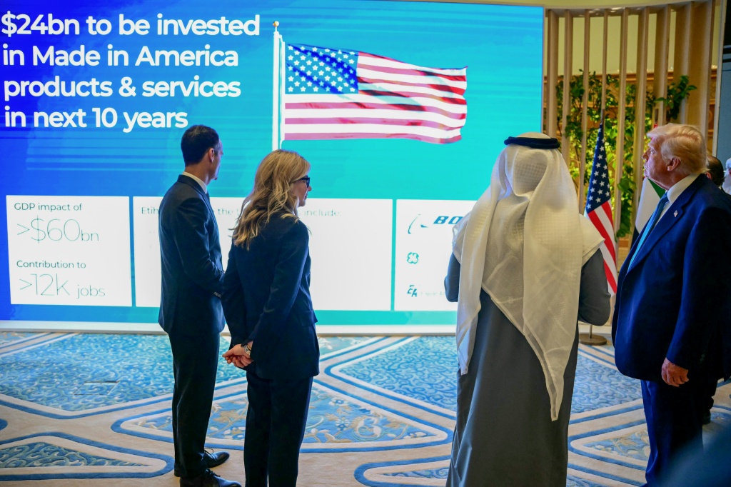 الرئيس الأميركي دونالد ترامب يحضر منتدى للأعمال في أبوظبي في 16 أيار/مايو 2025 (ا ف ب)