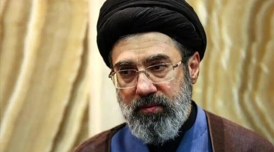المرشد الإيراني مجتبى خامنئي يتوعد بالانتقام لمقتل والده (الأناضول)