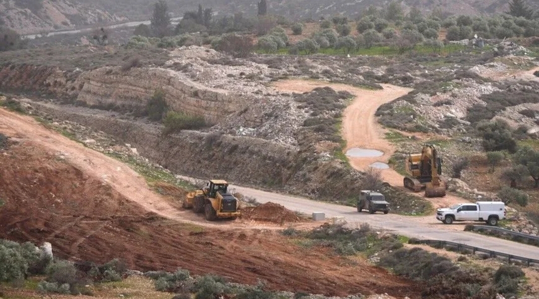 هيئة فلسطينية: إسرائيل أصدرت 49 أمرًا عسكريًا استهدف 2093 دونمًا بالضفة (الأناضول)