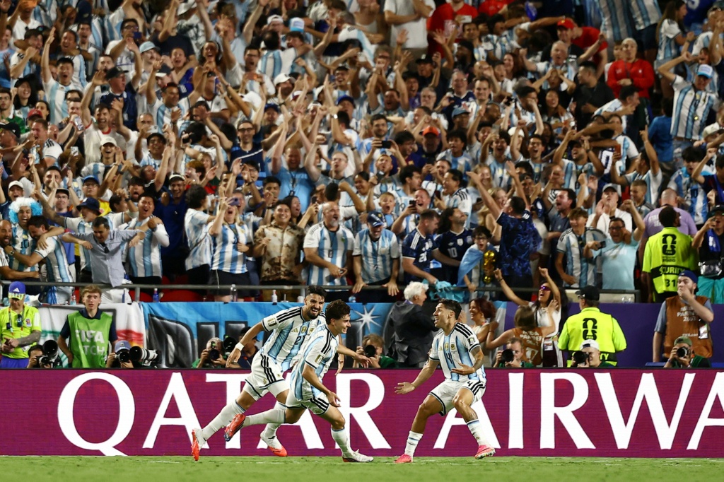 مهاجم الأرجنتين خوليان ألفاريس (#9) يحتفل بتسجيله الهدف الثاني لمنتخب بلاده في مرمى سويسرا خلال مواجهة ربع نهائي كأس العالم 2026 لكرة القدم. ملعب كانساس سيتي، كانساس سيتي. في 11 تموز/يوليو 2026. (ا ف ب)