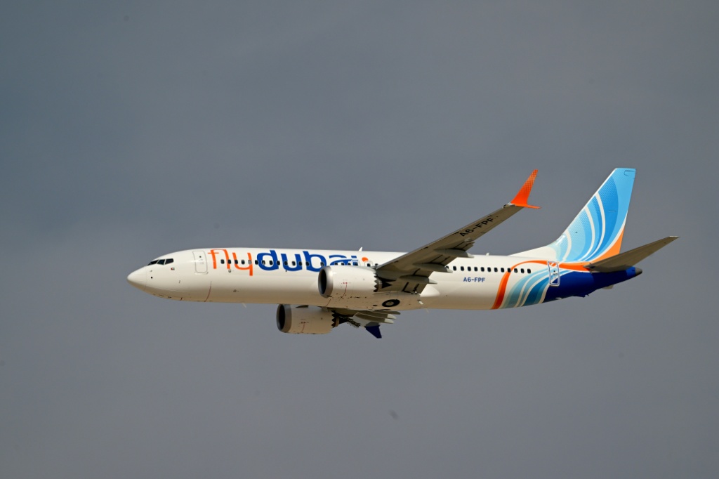 طائرة بوينج "737 ماكس 8" تابعة لشركة فلاي دبي تقوم برحلة استعراضية في مطار آل مكتوم الدولي خلال معرض دبي للطيران في 17 تشرين الثاني/نوفمبر 2025 (ا ف ب)