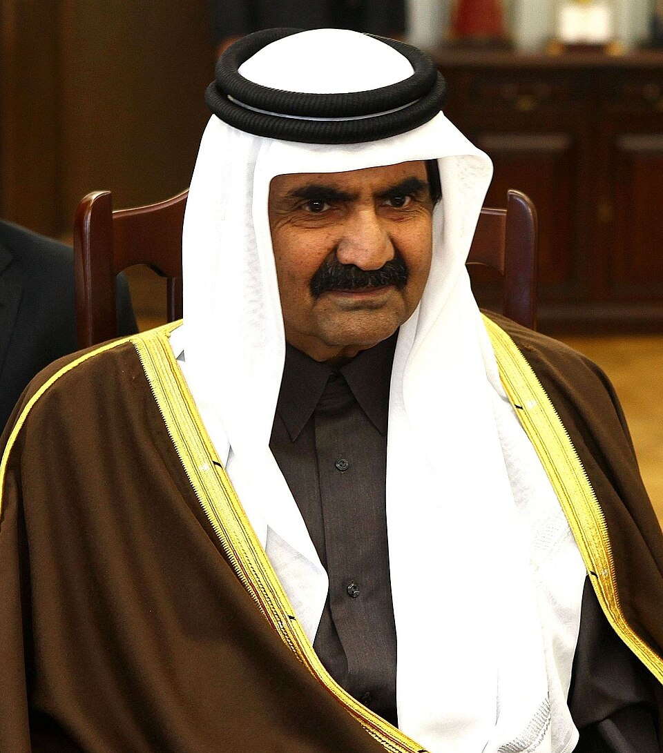 بعد رحيله.. تعرّف على أبرز محطات وإنجازات الشيخ حمد بن خليفة آل ثاني (ويكيبيديا)