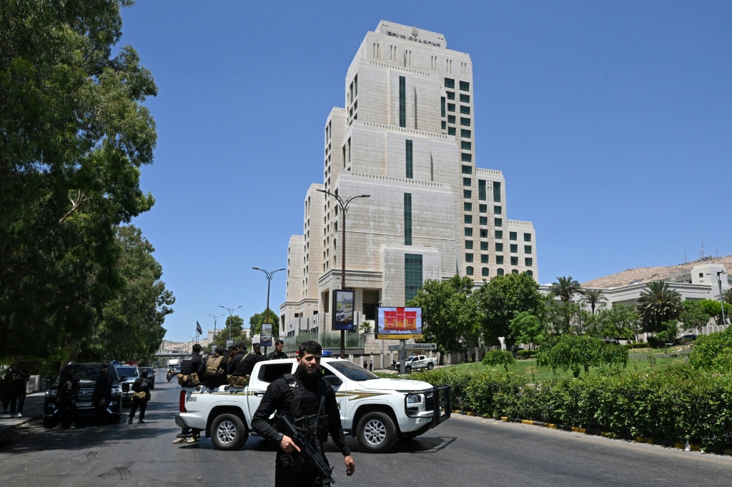قالت الوزارة، في بيان، إن نتائج التحقيقات، المدعومة باعترافات الموقوفين وتحليل تسجيلات كاميرات المراقبة، أكدت انتماء أفراد الخلية إلى تنظيم "داعش" (ا ف ب)