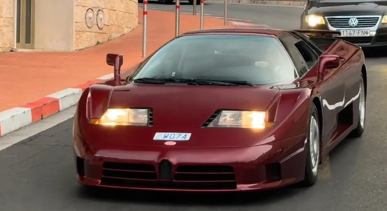 ألونسو يخطف الأنظار في موناكو خلف مقود بوغاتي EB110 GT الأسطورية (الرجل)