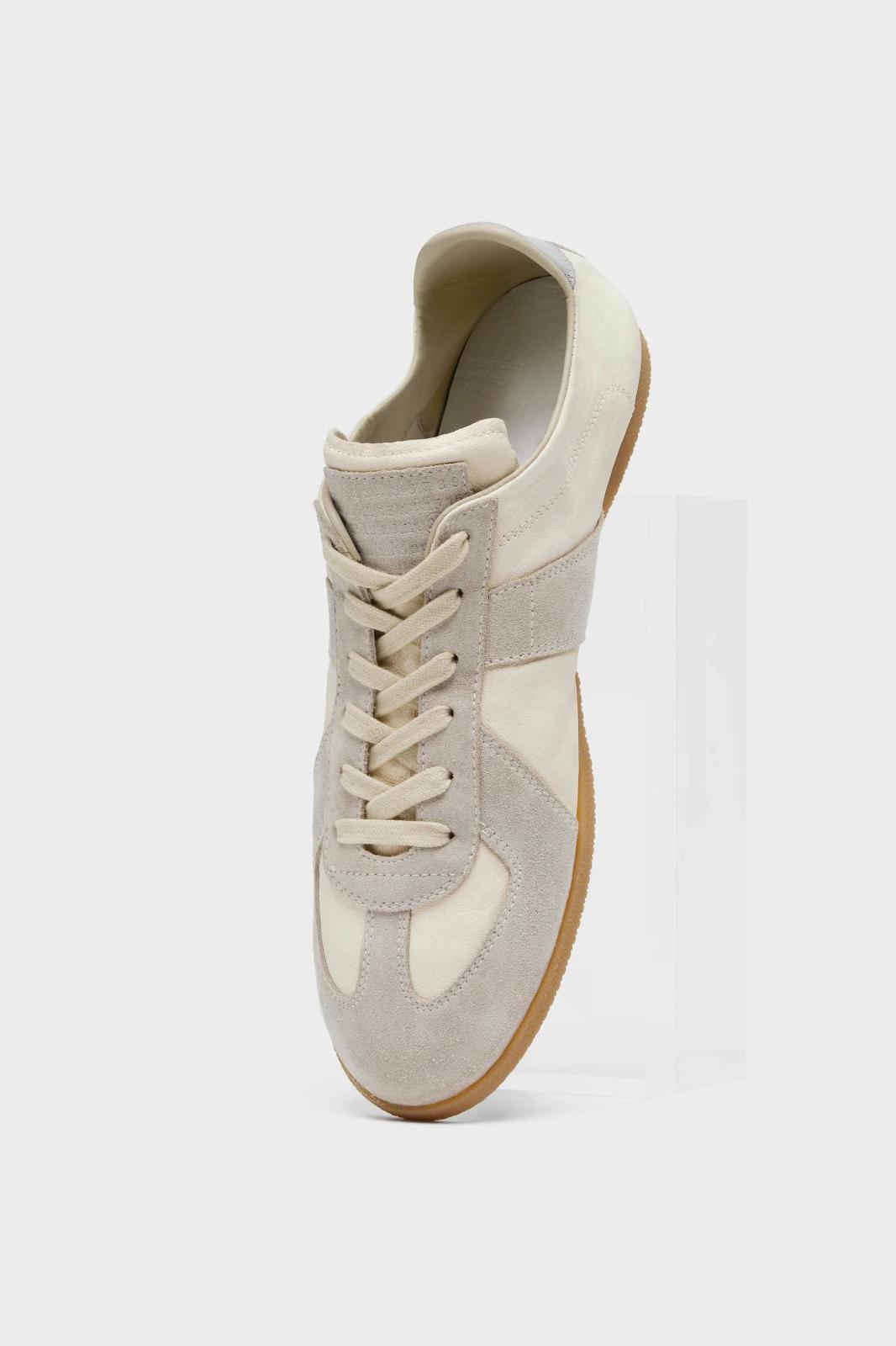   الحذاء المثالي للرجل الذي يبحث عن التميز والعمق في إطلالته الصيفية.- المصدر: Maison Margiela