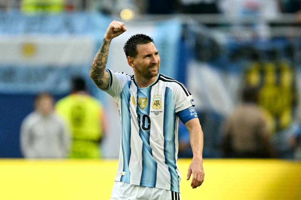 سيواجه ليونيل ميسي منتخب إنكلترا للمرة الأولى في مسيرته الدولية، الأربعاء، في محاولة لقيادة الأرجنتين إلى نهائي جديد لكأس العالم. (ا ف ب)
