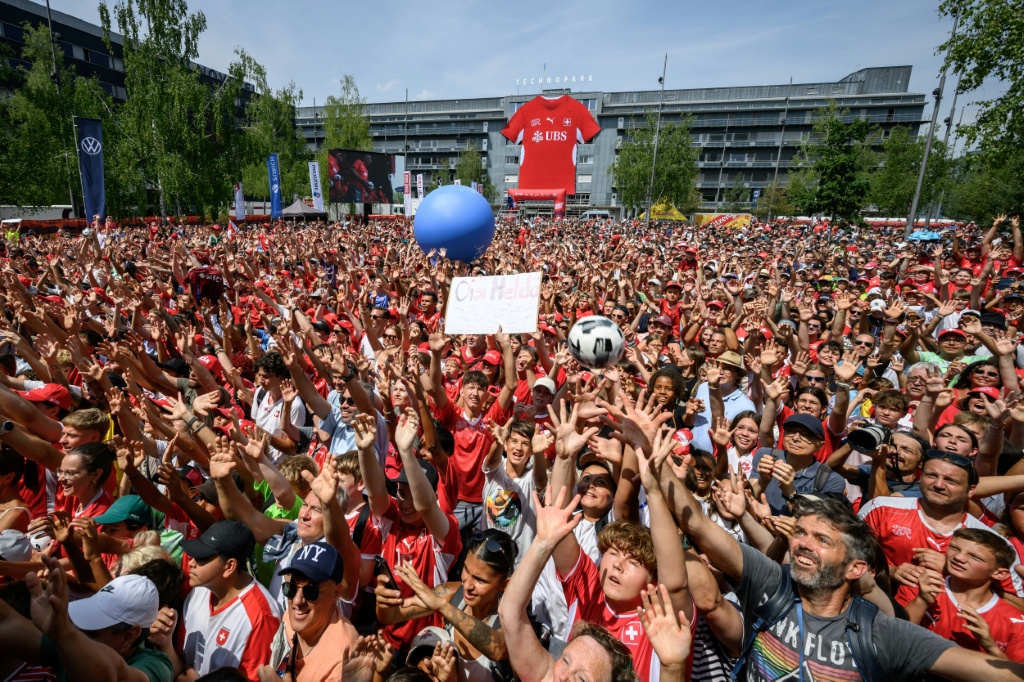 المشجعون السويسريون خلال استقبل منتخب كرة القدم بعد عودته من مونديال 2026. زيوريخ في 14 تموز/يوليو 2026 (ا ف ب)