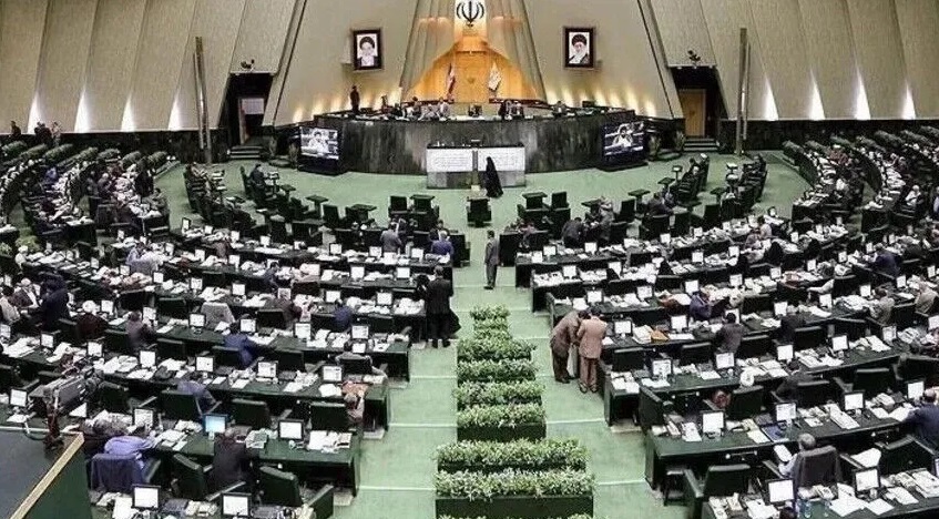 180 نائبا بالبرلمان الإيراني يطالبون بإلغاء مذكرة التفاهم مع واشنطن (الأناضول)
