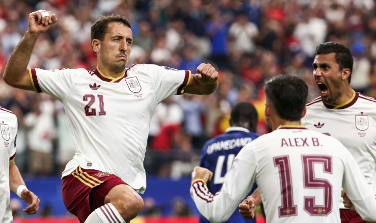 مهاجم اسبانيا ميكل اويارسابال يحتفل بافتتاحه التسجيل في مرمى فرنسا (2-0) في نصف نهائي مونديال أميركا الشمالية في دالاس في 14 تموز/يوليو 2026 (أ ف ب)