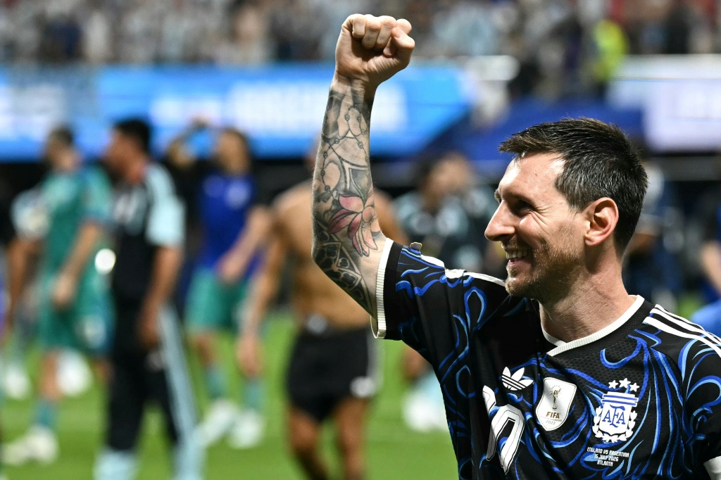 الأرجنتيني ليونيل ميسي يحتفل بعدما قلب منتخب بلاده تأخره إلى فوز أمام إنكلترا في نصف نهائي كأس العالم 2026 لكرة القدم (ا ف ب)