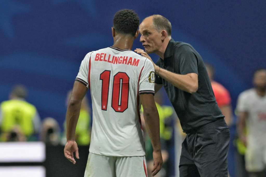 تعرض المدرب الألماني للمنتخب الإنكليزي توماس توخل (يمين) لانتقادات لاذعة من الإعلام البريطاني بسبب تكتيكه الدفاعي خلال الهزيمة ضد الأرجنتين في نصف نهائي كأس العالم 2026 لكرة القدم. (ا ف ب)
