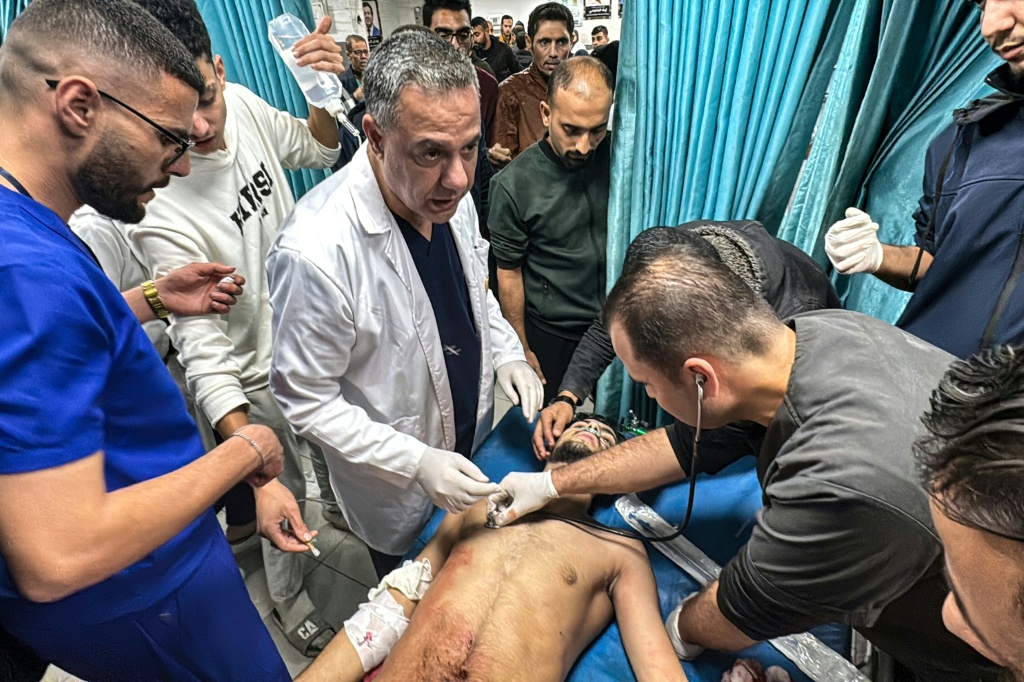 الدكتور حسام أبو صفية (في الوسط)، مدير مستشفى كمال عدوان، يشرف على علاج رجل فلسطيني أصيب في غارة إسرائيلية على بيت لاهيا شمال قطاع غزة في 21 تشرين الثاني/نوفمبر 2024 (ا ف ب)