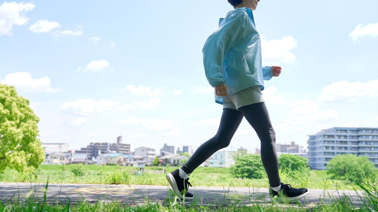 المشي الياباني (ترند) جديد.. كيف تبدئين هذه الرياضة بخطوات بسيطة؟ (زهرة الخليج)