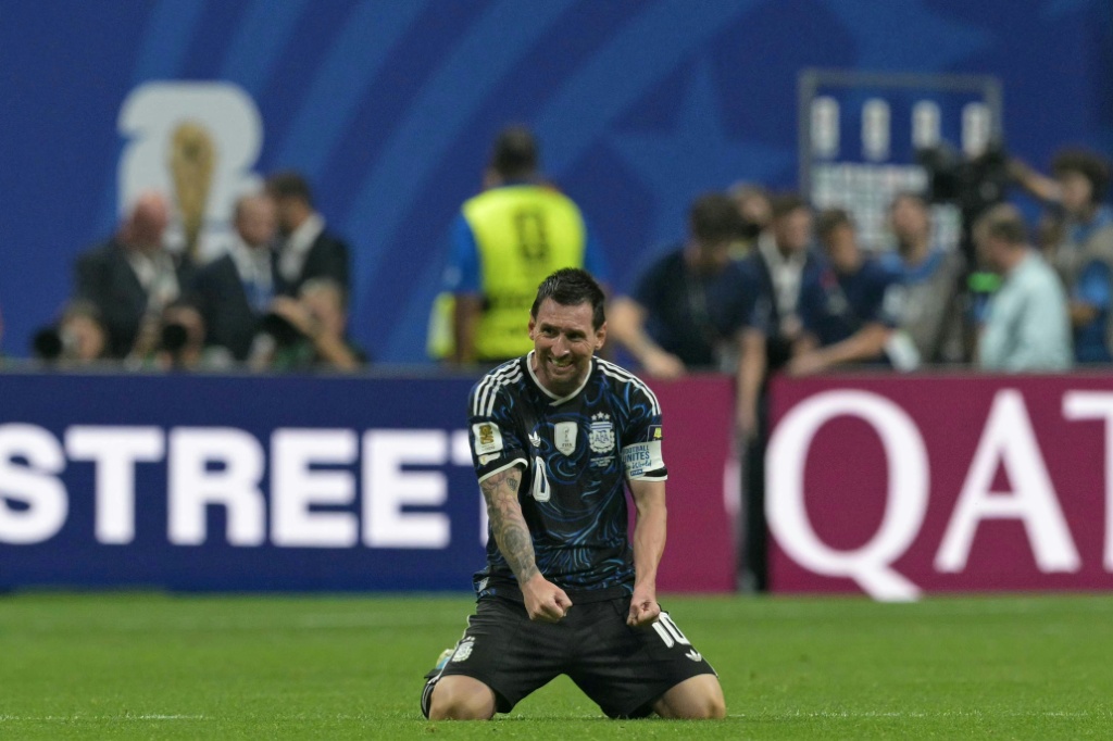 ليونيل ميسي يحتفل بتأهل الأرجنتين إلى نهائي كأس العالم 2026 عقب الفوز على إنكلترا 2-1 الأربعاء في 15 تموز/يوليو 2026، بمدينة أتلانتا. (ا ف ب)