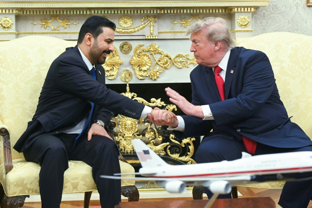 الرئيس الأميركي دونالد ترامب (يمين) مصافحا رئيس الوزراء العراقي علي الزيدي في المكتب البيضوي في 14 تموز/يوليو 2026 (ا ف ب)