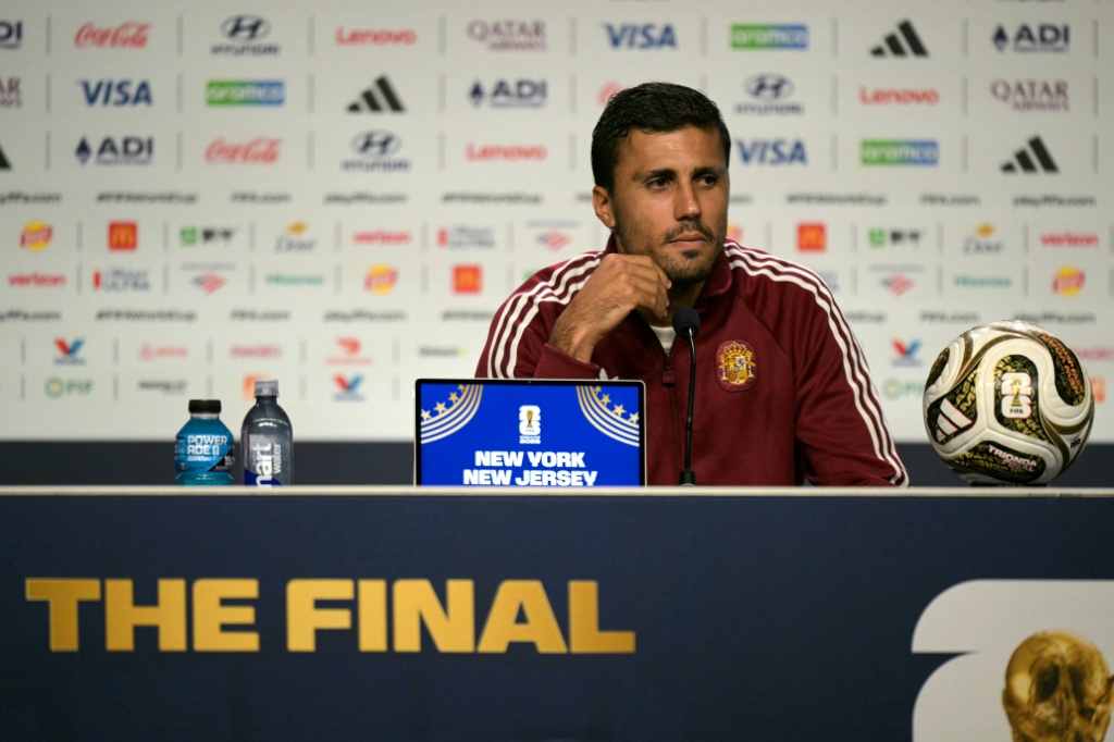 قائد منتخب إسبانيا رودري يتحدث في مؤتمر صحافي في نيويورك قبل يومين من نهائي كأس العالم في أميركا الشمالية ضد الأرجنتين في 17 تموز/يوليو 2026 (ا ف ب)
