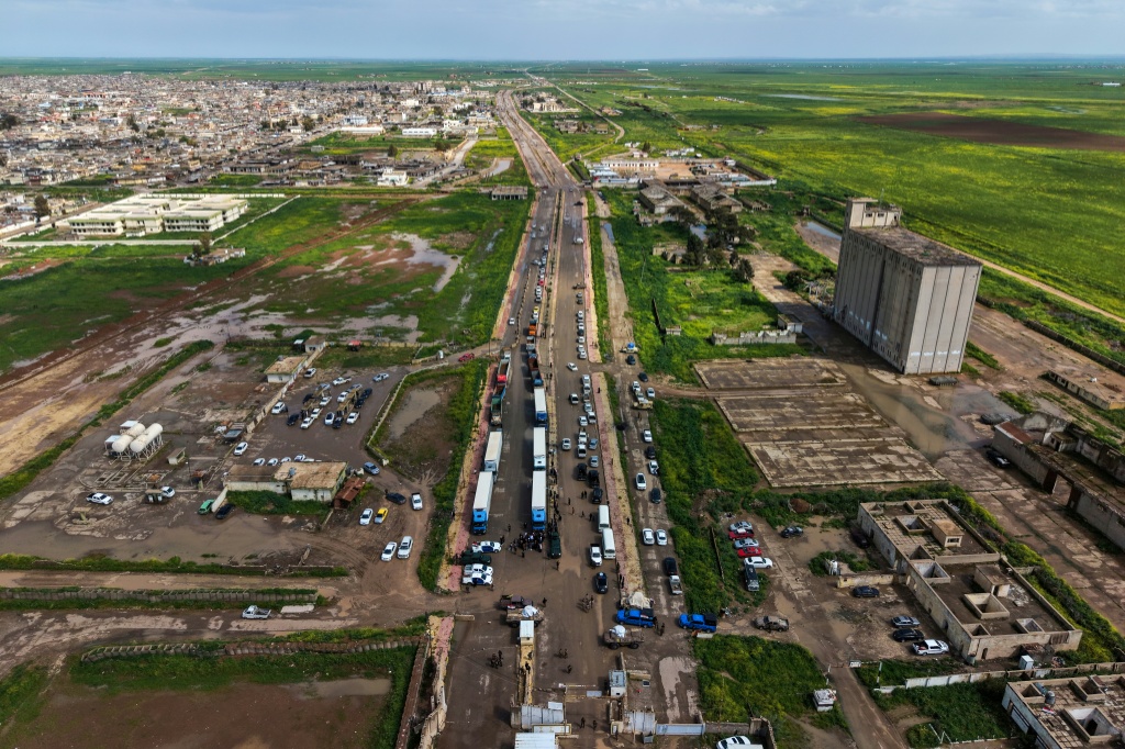 سيارات وشاحنات محملة بالبضائع تنتظر دخول سوريا عند معبر اليعربية في 20 نيسان/أبريل 2026 (ا ف ب)