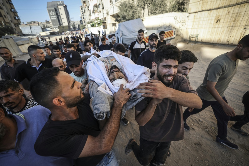 يحملون جثمان فلسطيني قتل في غارة اسرائيلية على مخيم النصيرات للاجئين بوسط غزة في 17 تموز/يوليو 2026 (ا ف ب)