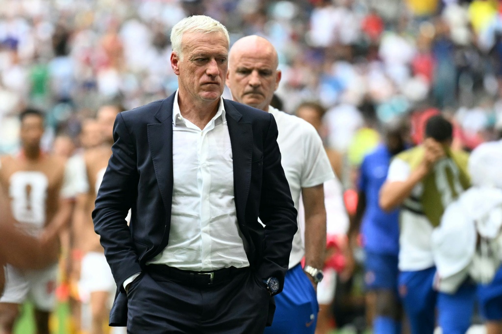 مدرب المنتخب الفرنسي ديدييه ديشان خلال مباراة تحديد المركز الثالث في كأس العالم في أميركا الشمالية ضد إنكلترا على ملعب ميامي في ميامي في 18 تموز/يوليو 2026 (ا ف ب)