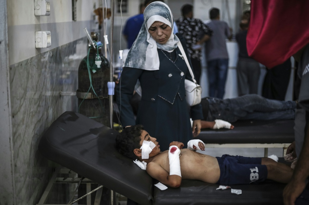 صبي فلسطيني مصاب ممدد في مستشفى العودة عقب غارة للاحتلال الإسرائيلي -بحسب التقارير- استهدفت مخيم النصيرات للاجئين وسط قطاع غزة في 17 تموز/يوليو 2026 (ا ف ب)