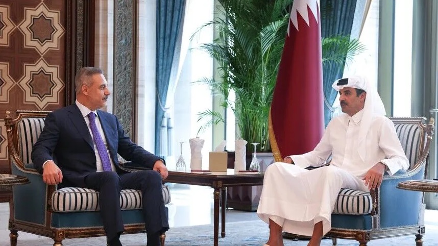 أمير قطر وفيدان يستعرضان العلاقات الثنائية وتطورات إقليمية (الأناضول)