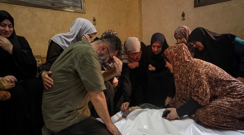 مقتل فلسطينيين اثنين بقصف مدفعي إسرائيلي شرقي مدينة غزة (الأناضول)