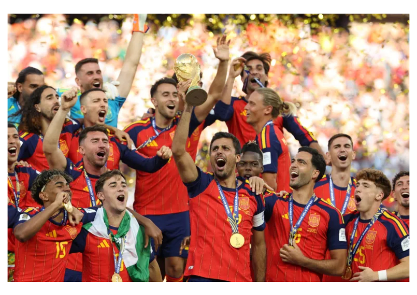 فرحة لاعبي المنتخب الإسباني بالتتويج بلقب كأس العالم عقب الفوز على الأرجنتين بنتيجة 1-0 (أ ف ب)