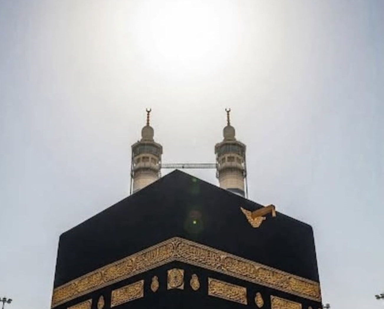يجسّد مشهد لحظة تعامد الشمس فوق الكعبة دقة هذه الظاهرة التي يعتمد عليها المسلمون لتحديد اتجاه القبلة بوضوح تام &ndash; الصورة من حساب فلكية جدة على (فيسبوك)