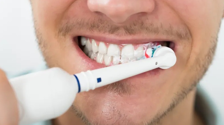 دراسة تكشف علاقة غير متوقعة بين أمراض اللثة وصحة القلب (الرجل)