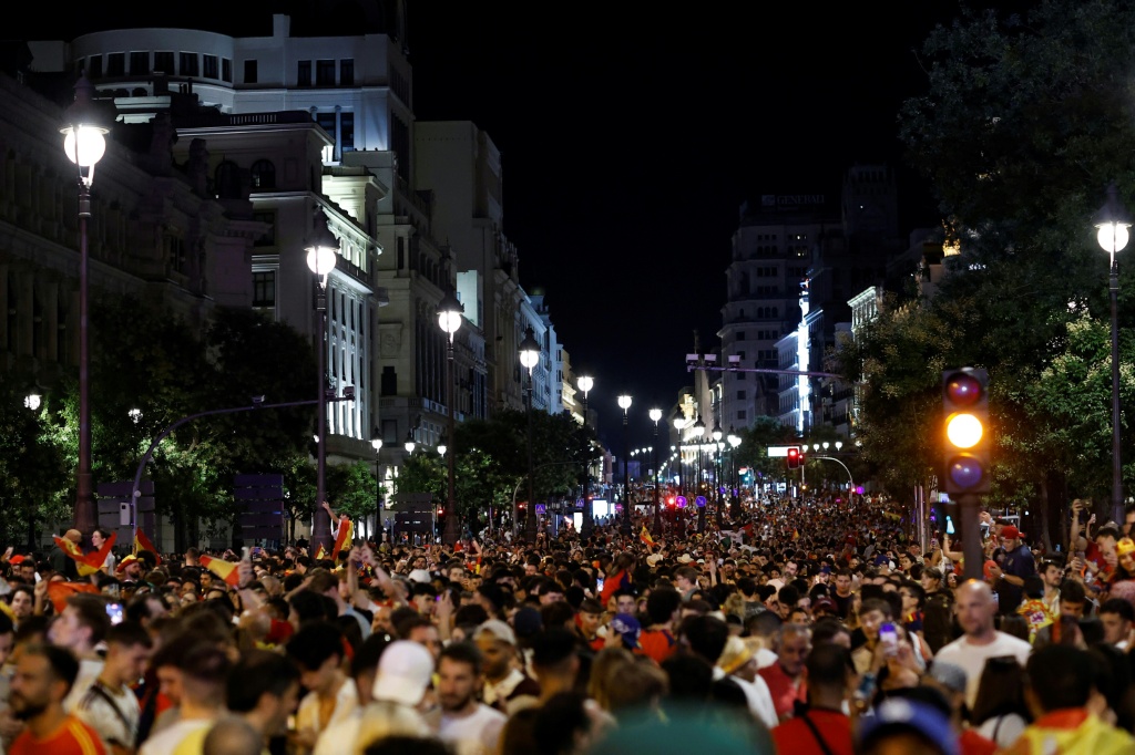 المشجعون الإسبان يحتفلون بإحراز كأس العالم لكرة القدم في جادة غران فيا، مدريد في 19 تموز/يوليو 2026 (ا ف ب)