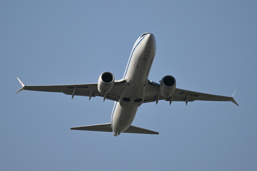 طائرة بوينغ 737 ماكس 8 تقلع من مطار بكين العاصمة في 8 ايار/مايو 2026 (ا ف ب)