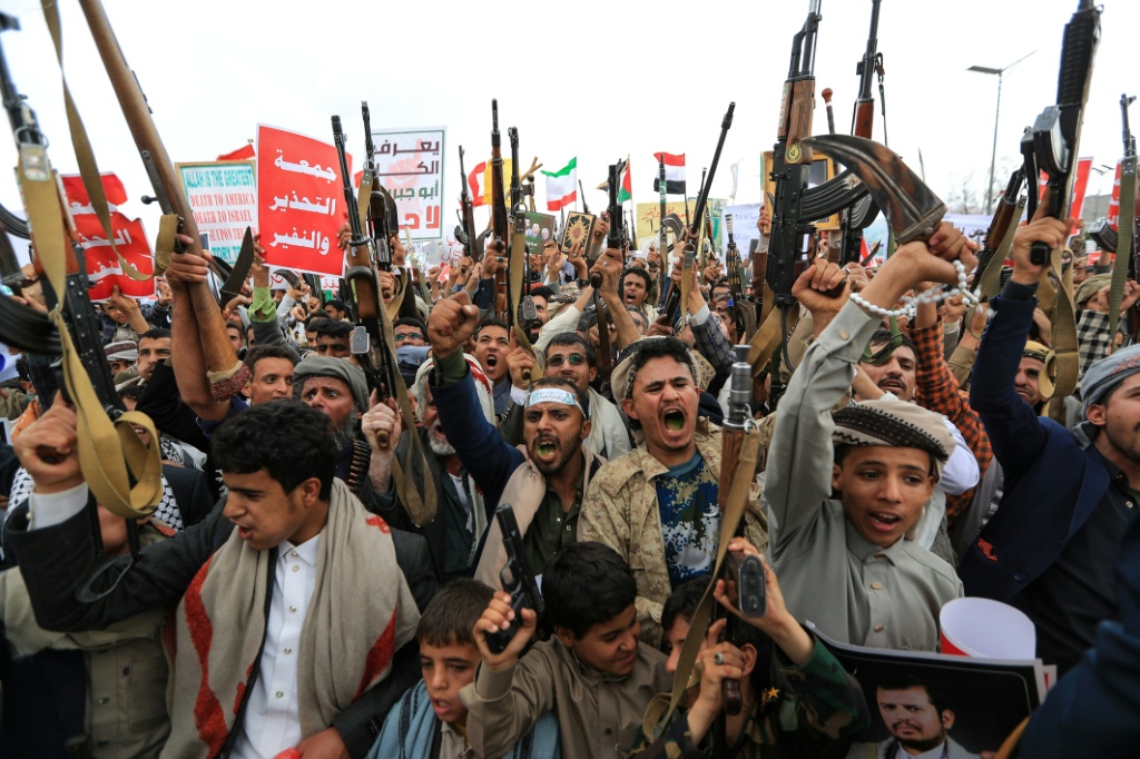 مسلحون موالون لانصار الله الحوثيين خلال تظاهرة ضد التحالف بقيادة السعودية في صنعاء في 17 تموز/يوليو 2026 (ا ف ب)